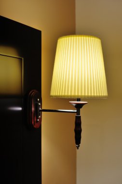 Işıklı duvar tipi lamba turuncu duvara karşı