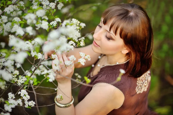 春の花の若い女性の肖像画 — ストック写真