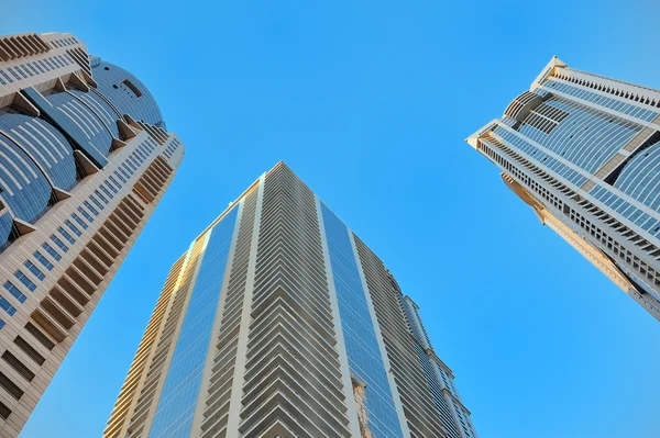 Vue du bas du gratte-ciel moderne. Quartier des affaires — Photo