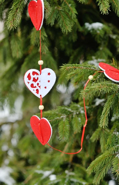 Belles décorations de cœurs sur un arbre de Noël vert — Photo