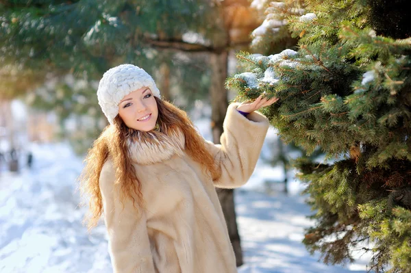 Mooi meisje op de straat in de buurt van de kerstboom in de winter — Stockfoto