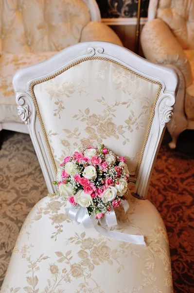 Свадебный букет, лежащий на стуле — стоковое фото