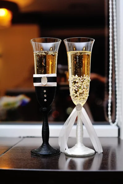 Два бокала шампанского на столе — стоковое фото