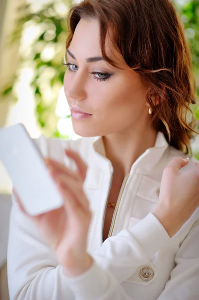 Portrait Of Smiling Beautiful Woman Talking On Mobile Phone — Stock Photo, Image