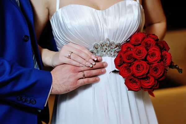 Gros plan des mains des mariés montrant les alliances . — Photo