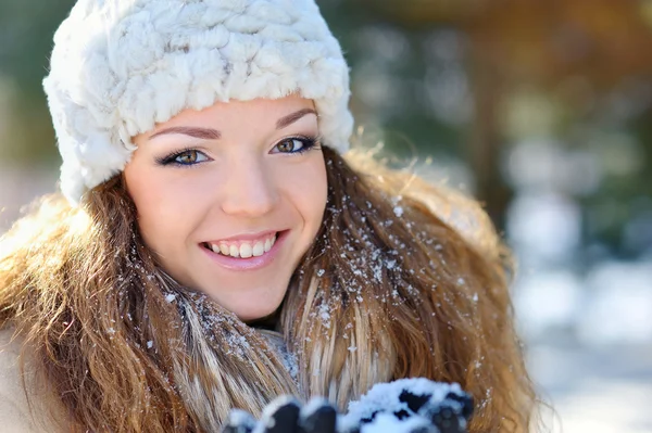 Ritratto di una bella ragazza per strada in inverno — Foto Stock