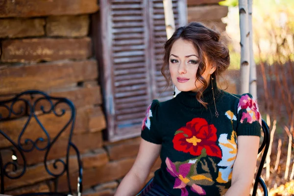 Fashion pretty young woman posing outdoor near a old wooden wall. Beautiful brunette with sensual lips. — Stock Photo, Image