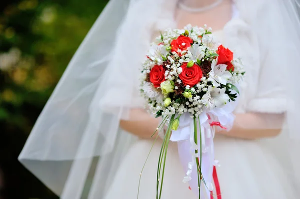 Noiva com um buquê de casamento em mãos — Zdjęcie stockowe