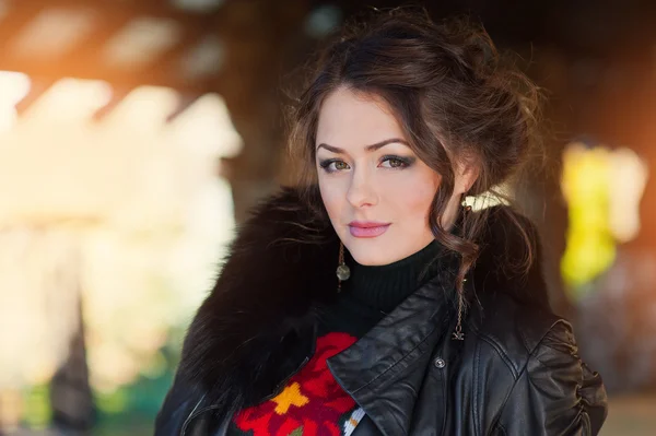 Portret van een mooie sexy brunette op natuurlijke achtergrond — Stockfoto