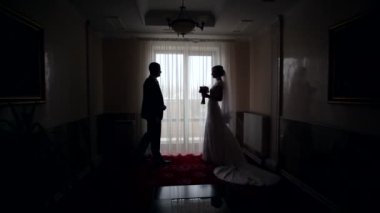 Gelin ve damat bir pencerenin arka planda Silhouettes