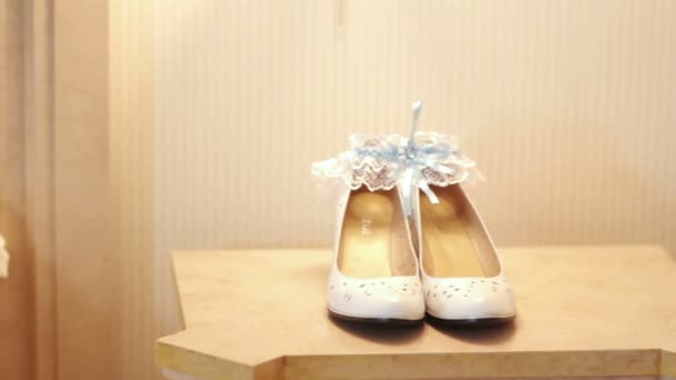 Accessori da sposa e scarpe da sposa in tavola — Video Stock