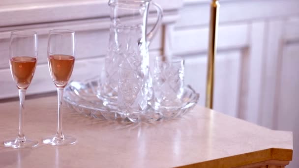 Two glasses with champagne standing on the table — Stock Video