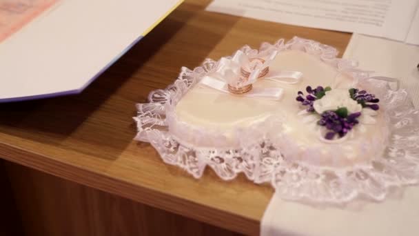 Almofada branca com anéis de casamento — Vídeo de Stock