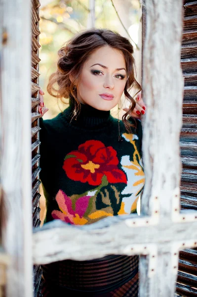 Beautiful fashionable woman near the column — Stock Photo, Image