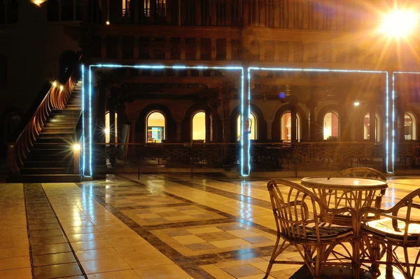 Buiten avond café verlicht lantaarns — Stockfoto