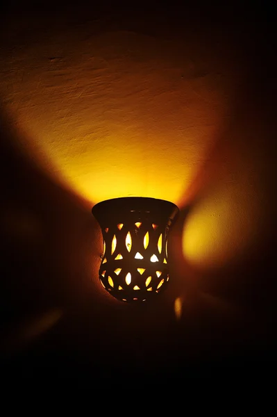 Lamp op een muur schijnt. inclusief kopie ruimte. — Stockfoto