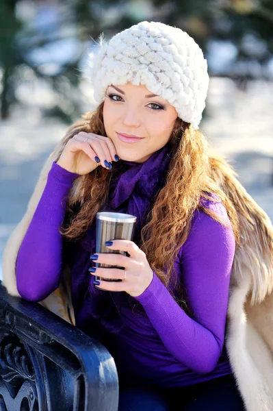 Retrato de menina bonita no inverno com café — Fotografia de Stock