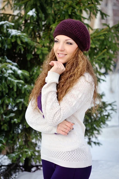 Porträtt av vacker flicka på vintern nära Julen träd på gatan — Stockfoto
