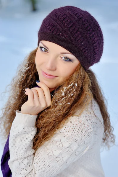 Portrait Belle fille brune en promenade en hiver — Photo