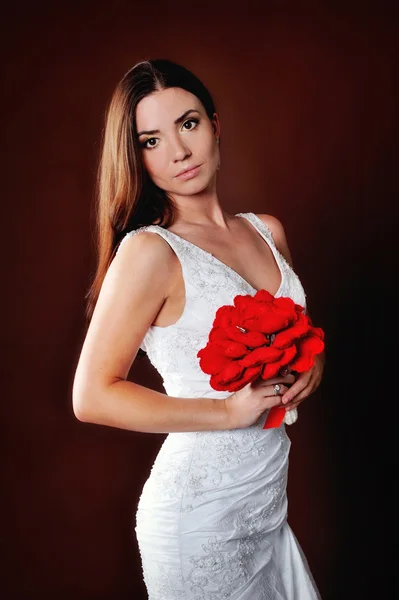 Ritratto della sposa con bouquet di rosso — Foto Stock