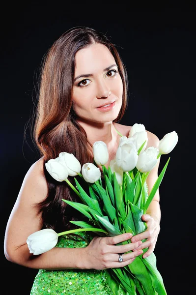 Menina com tulipas brancas — Fotografia de Stock