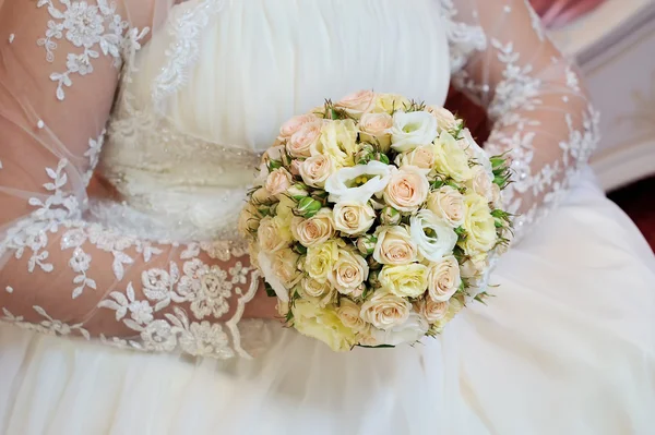 Bouquet in the hands of the bride — Stock Photo, Image