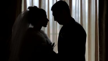 Gelin ve damat bir pencerenin arka planda Silhouettes