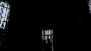 Gelin ve damat bir pencerenin arka planda Silhouettes
