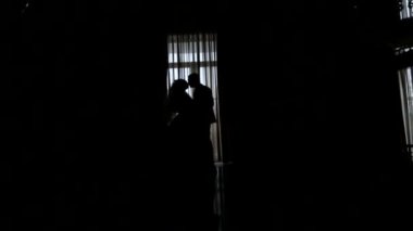 Gelin ve damat bir pencerenin arka planda Silhouettes