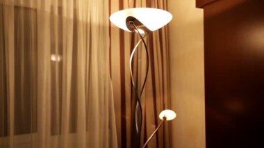 bir otel odasında güzel zemin lambası