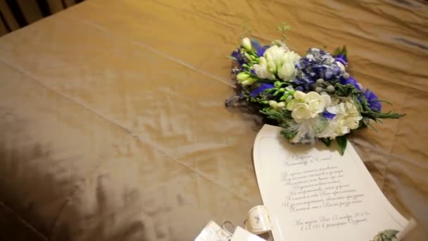 Invitación a la boda y hermoso ramo de novia — Vídeos de Stock