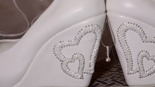 Hermosos zapatos y accesorios nupciales blancos — Vídeo de stock