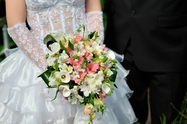 Braut mit weißem Brautstrauß aus Rosen und Liebesblume — Stockfoto