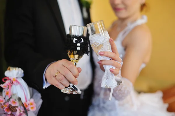 Bride and groom holding beautiful wedding champagne glasses — Stock Photo, Image