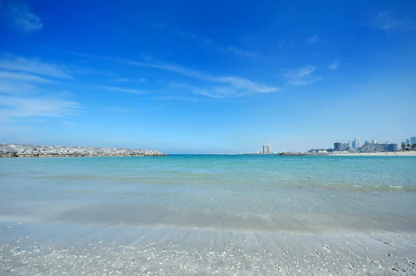 Hermosa orilla del mar y la ciudad moderna construida en el horizonte —  Fotos de Stock