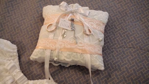 Красивая белая подушка для обручальных колец — стоковое видео