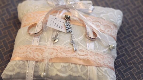 Hermosa almohada blanca para anillos de boda — Vídeos de Stock