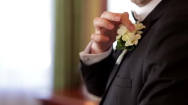 gömlek ve siyah ceket giyen çekici genç bir adam portresi