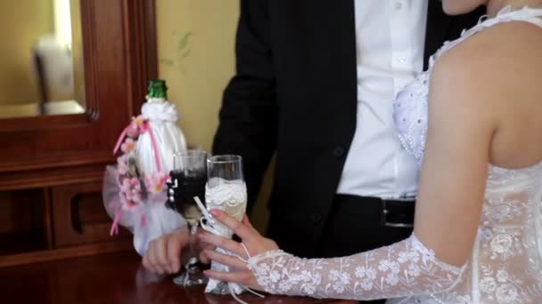 Νύφης και του γαμπρού κρατώντας ποτήρια σαμπάνιας — Αρχείο Βίντεο
