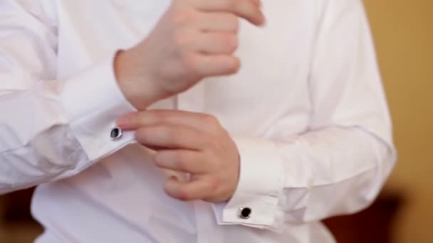 Homem usa camisa branca e abotoaduras — Vídeo de Stock