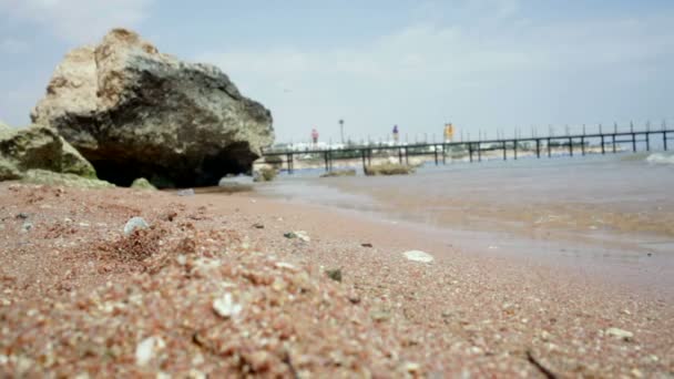 Морское побережье и камень на берегу — стоковое видео