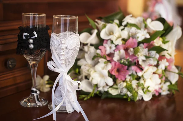 Dos vasos de boda y ramo de novia en piedra en el jardín de verano — Foto de Stock