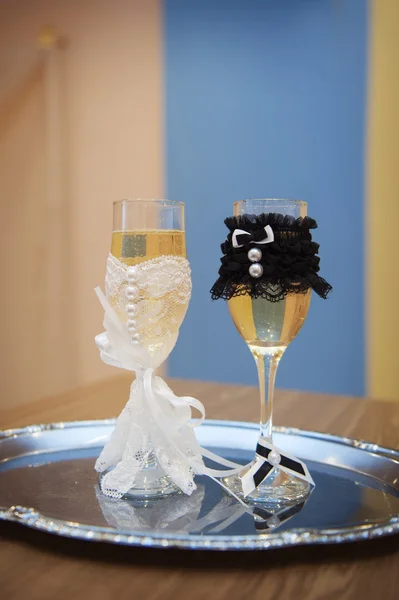 Dos copas con champán sobre la mesa — Foto de Stock
