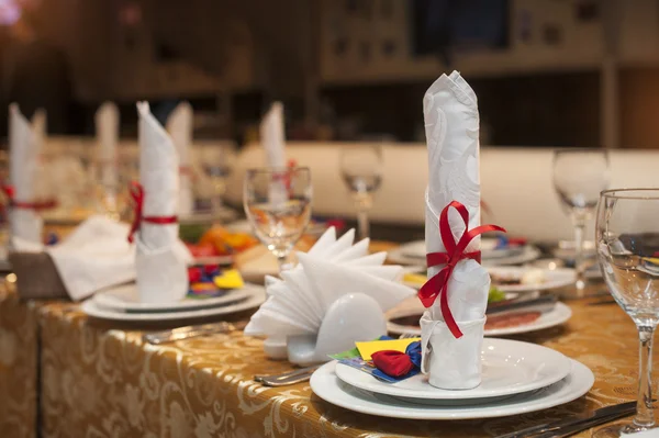 Beautifully decorated table in the restaurant for a wedding — Stock Photo, Image