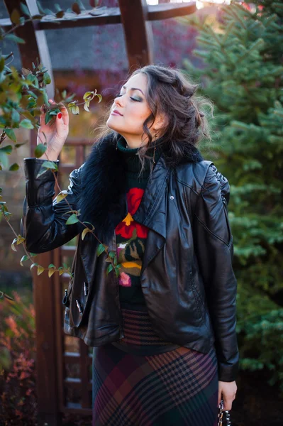 Beautiful girl on a walk in the park — Stock Photo, Image