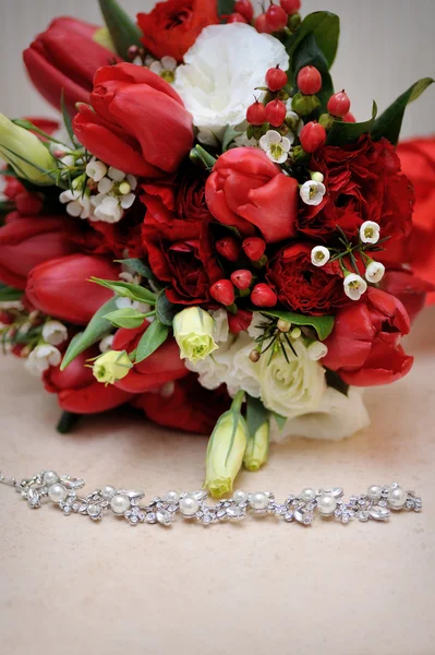 Bukiet piękny ślub i naszyjnik na stole — Zdjęcie stockowe