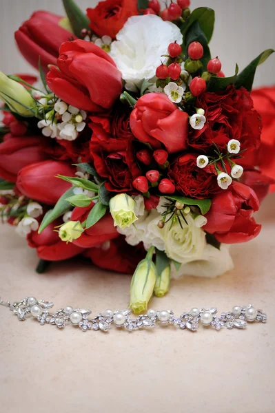 Hermoso ramo de boda y collar en la mesa — Foto de Stock