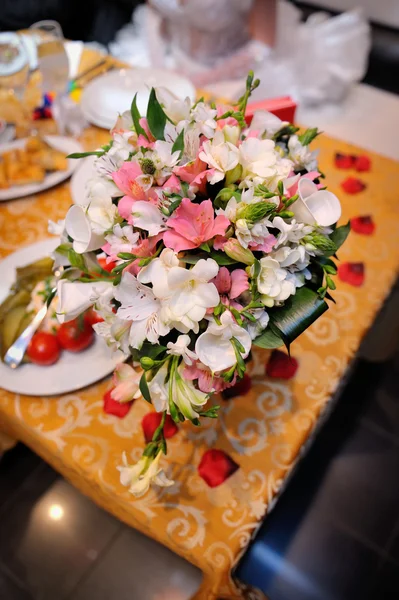 Beautifully decorated wedding table in restaurant — Stock Photo, Image