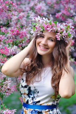 esmer kız parkta gülümseyen