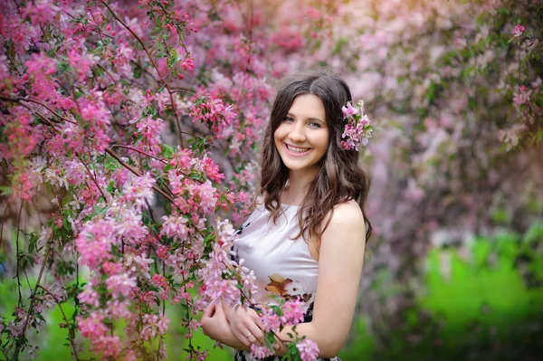 Lächelnde brünette Frau im Park an einem warmen Sommertag — Stockfoto